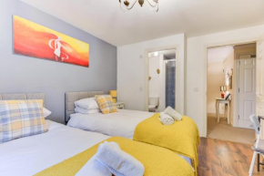 Comfortable GF Apartment sleeps up to 4 for contractors with private parking by Sussex Short Lets